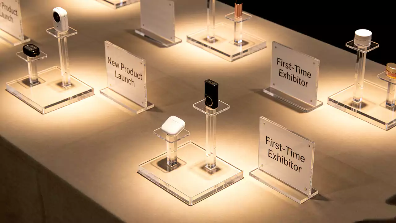 Exhibition acrylic displays panoramic view